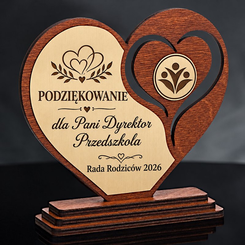 Drewniana statuetka z logo