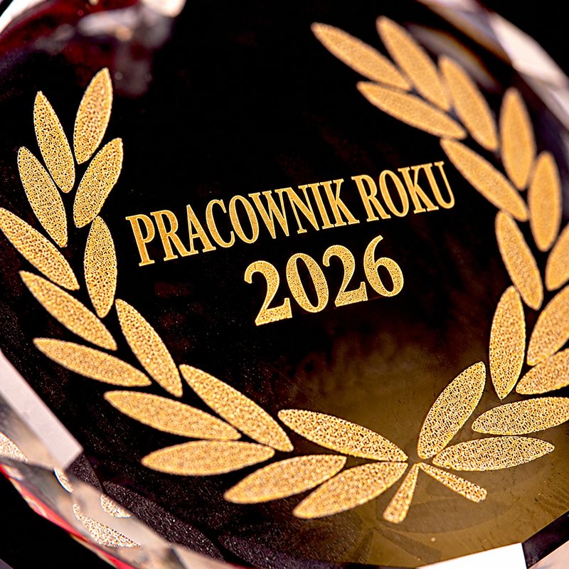 Kryształowy medal z grawerem — drugie ujęcie