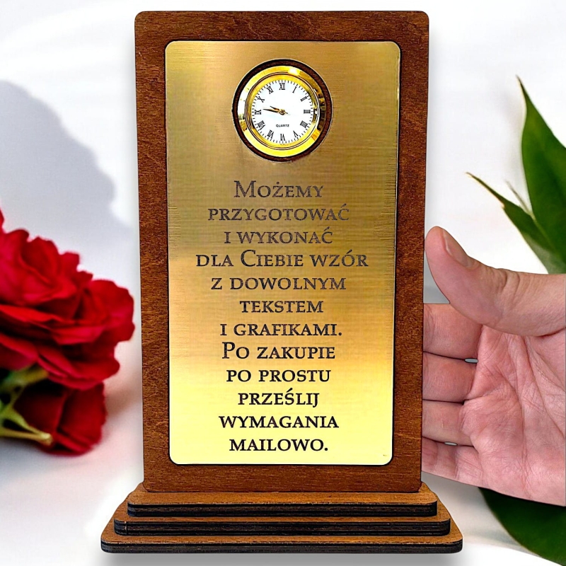 Statuetka z zegarkiem — drugie ujęcie